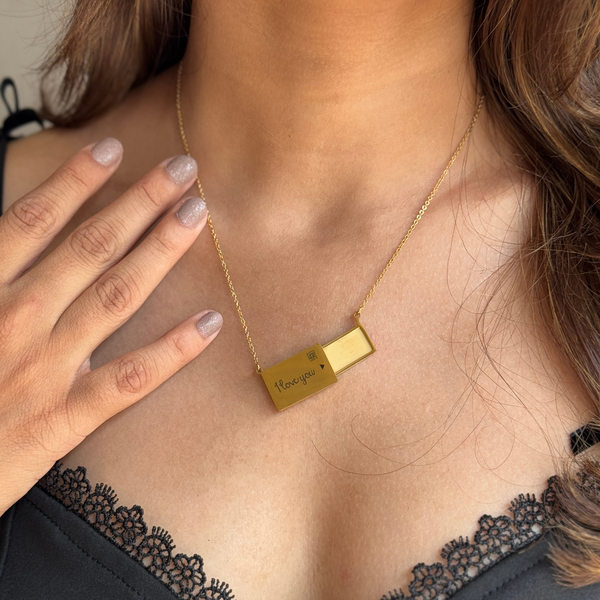 Golden Heartstrings Magnetic Box Necklace